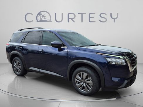 Certified 2025 Nissan Pathfinder SV FWD image 9