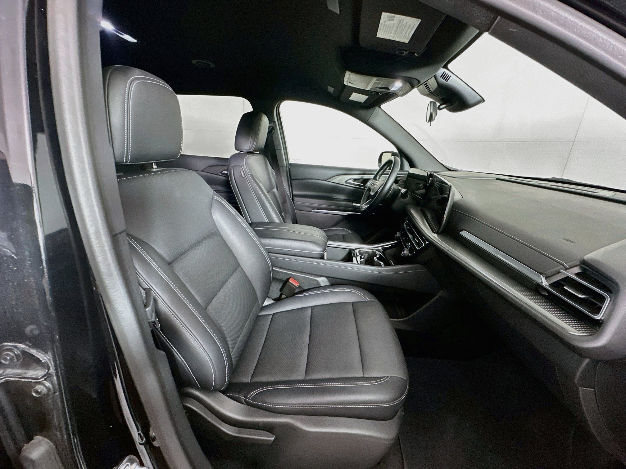 Used 2025 Chevrolet Traverse LT FWD image 33