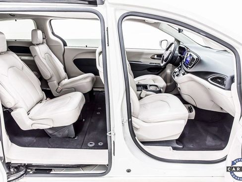 Used 2017 Chrysler Pacifica Touring-L image 29