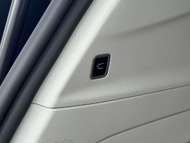 Used 2023 Chrysler Pacifica Touring-L FWD image 14