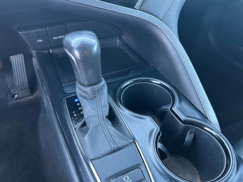 Used 2020 Toyota Camry SE w/ Cold Weather Package image 15