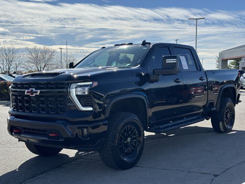 Used 2024 Chevrolet Silverado 2500 ZR2 w/ Technology Package image 3