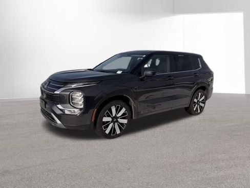 Used 2025 Mitsubishi Outlander SE image 1