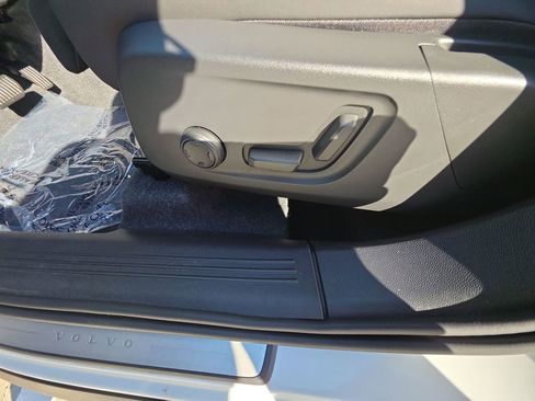 Certified 2025 Volvo XC40 B5 Plus image 31