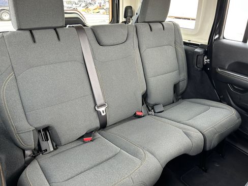 Used 2024 Jeep Wrangler Unlimited Sahara AWD/4WD image 18