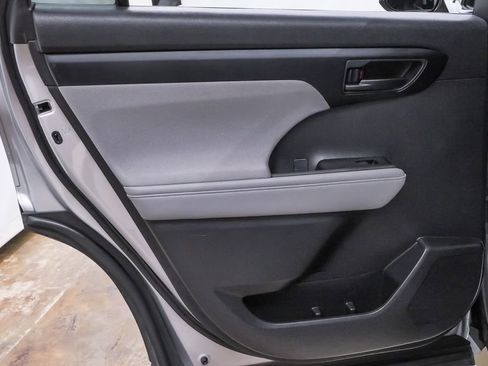 Used 2020 Toyota Highlander LE image 26