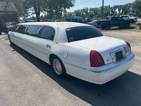 Used 1999 Lincoln Town Car Executive RWD image 6
