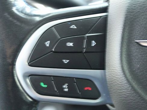 Used 2021 Chrysler Pacifica Touring-L image 18