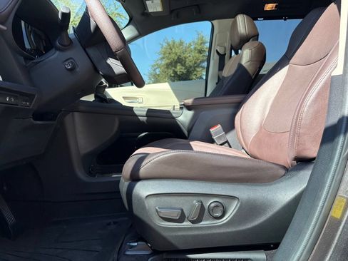 Used 2024 Toyota Sienna Platinum AWD/4WD image 9