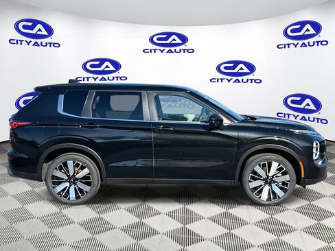 Used 2025 Mitsubishi Outlander SE image 2