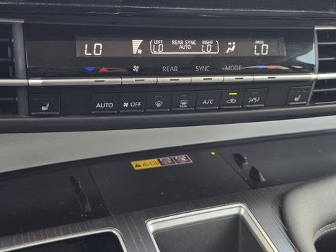 Used 2025 Toyota Sienna XLE FWD image 20