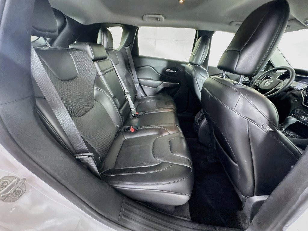 Used 2019 Jeep Cherokee Limited FWD image 33