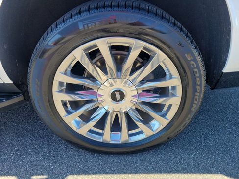 Used 2021 Cadillac Escalade Premium Luxury image 29