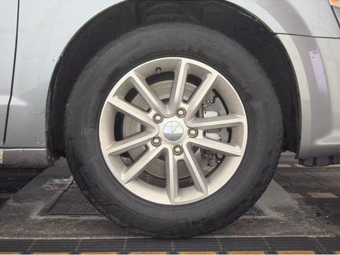 Used 2019 Dodge Grand Caravan SXT w/ Rear Park Assist Package image 10