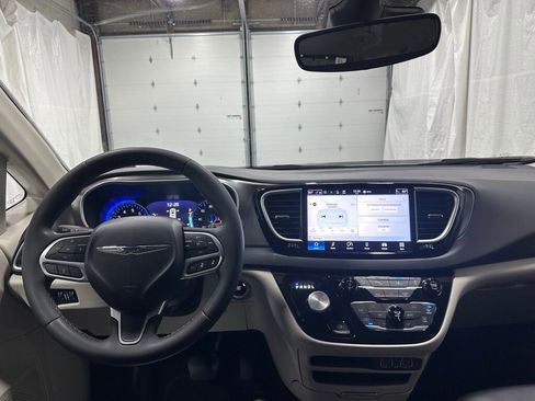 Used 2023 Chrysler Pacifica Touring-L image 16