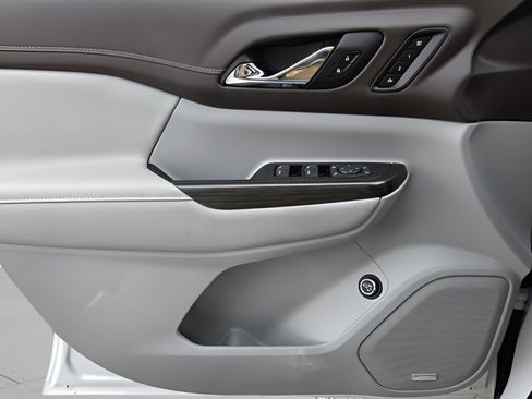 Used 2023 GMC Acadia SLT w/ Technology Package image 29