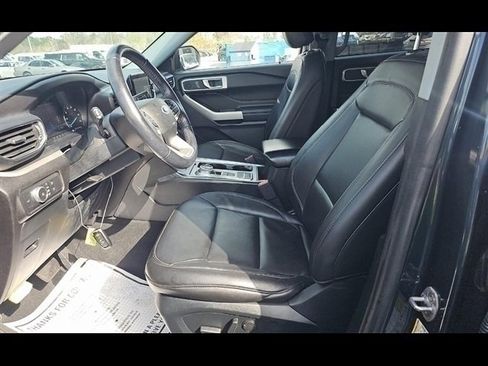 Used 2022 Ford Explorer XLT w/ Equipment Group 202A image 3