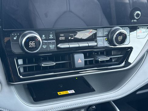 Used 2025 Toyota Highlander XLE image 20
