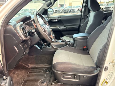 Used 2020 Toyota Tacoma TRD Off-Road AWD/4WD image 16