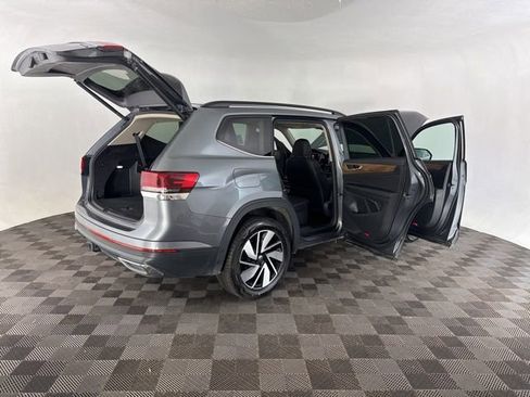 Used 2025 Volkswagen Atlas SE AWD/4WD image 17