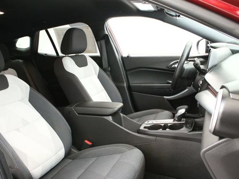 Used 2025 Chevrolet Trax RS w/ Driver Confidence Package FWD image 28