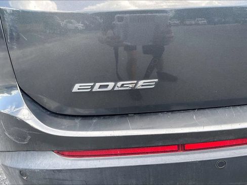 Used 2018 Ford Edge Titanium w/ Technology Package FWD image 8