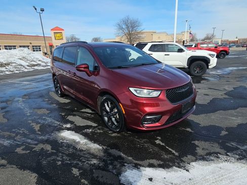 Used 2022 Chrysler Pacifica Limited w/ Uconnect Theater Family Group image 1