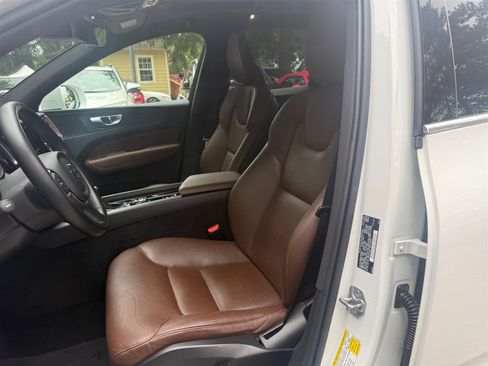 Used 2021 Volvo XC60 T5 Momentum w/ Premium Package AWD/4WD image 11
