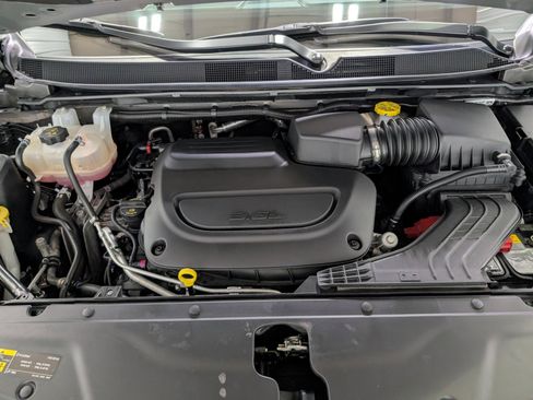 Used 2025 Chrysler Pacifica Select image 28