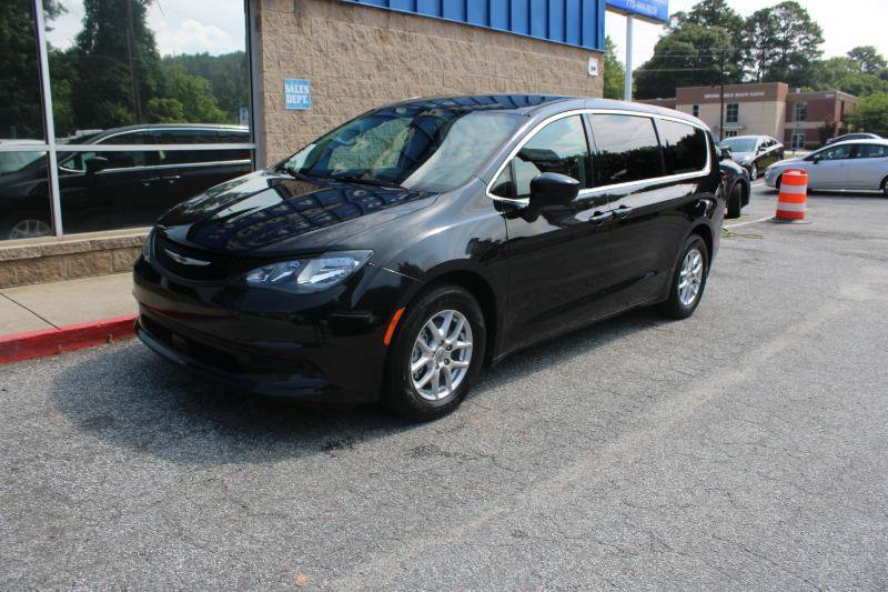Used 2022 Chrysler Voyager LX FWD image 3