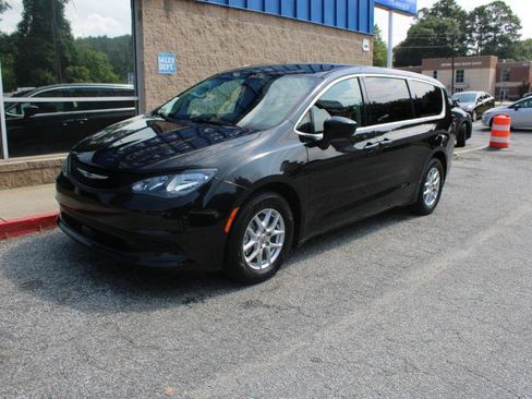 Used 2022 Chrysler Voyager LX FWD image 3