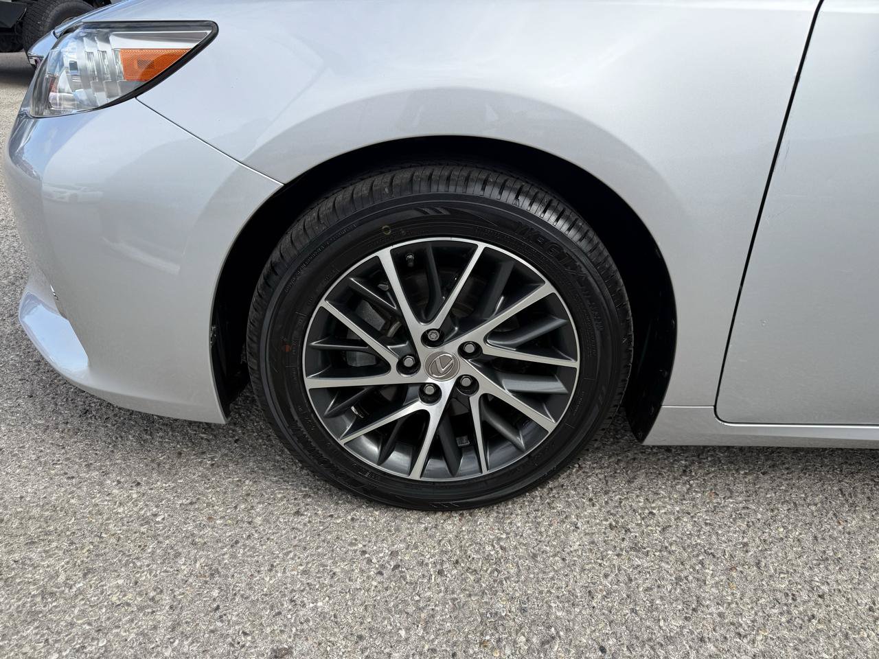 Used 2014 Lexus ES 350 w/ Luxury Package FWD image 26