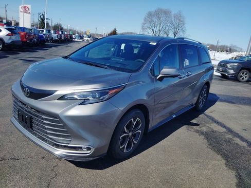 New 2026 Toyota Sienna Platinum image 2