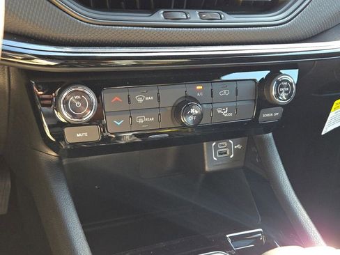 New 2026 Jeep Compass Latitude w/ Sun and Sound Group image 25