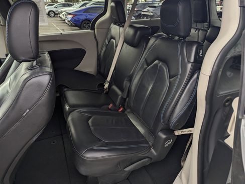 Used 2021 Chrysler Pacifica Touring-L image 8
