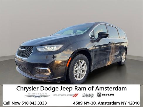 Used 2025 Chrysler Pacifica Select image 1