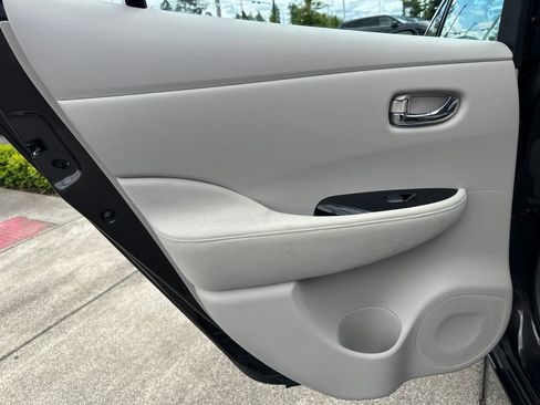 Used 2016 Nissan Leaf SV FWD image 13