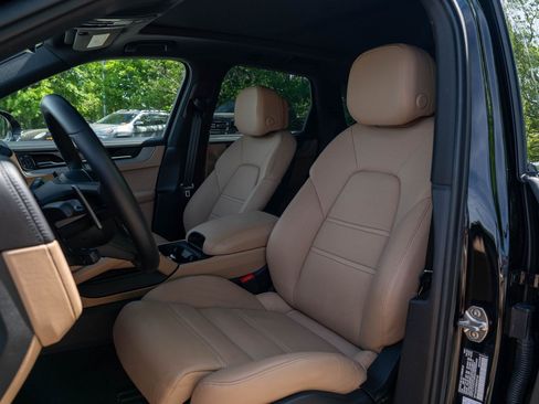 Certified 2024 Porsche Cayenne w/ Premium Package Plus (PFM) AWD/4WD image 6