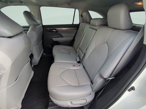 Used 2022 Toyota Highlander Limited image 21