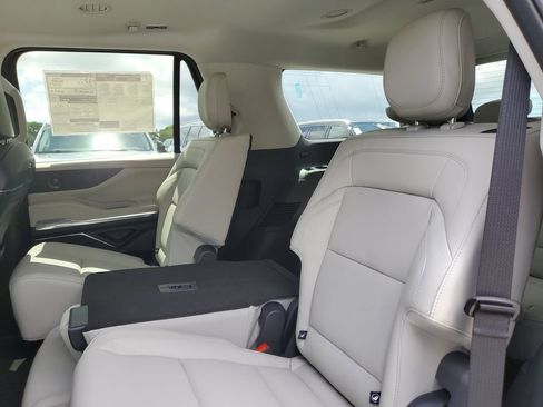 New 2026 Lincoln Navigator Premiere AWD/4WD image 12