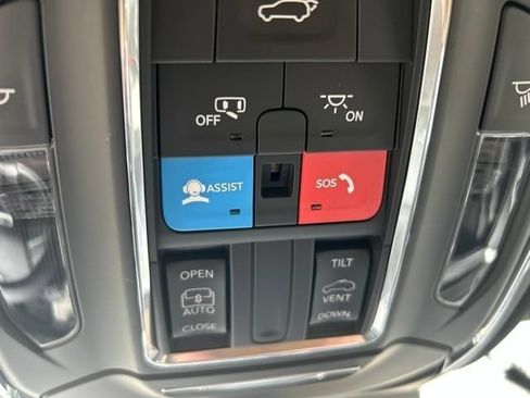 Used 2024 Jeep Grand Cherokee Altitude AWD/4WD image 23