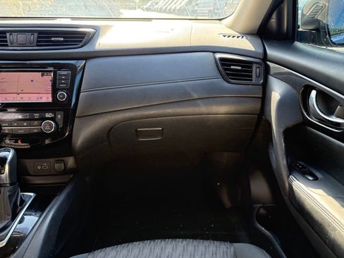 Used 2018 Nissan Rogue SV w/ Premium Package FWD image 8
