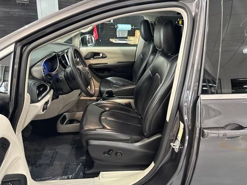 Used 2023 Chrysler Pacifica Touring-L w/ Uconnect Theater Family Group AWD/4WD image 14