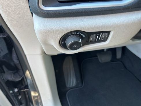 Used 2021 Chrysler Pacifica Touring-L w/ Premium & Safety Sphere Group image 15