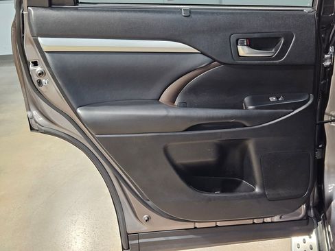 Used 2019 Toyota Highlander XLE FWD image 35