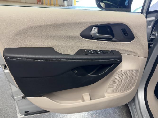 Used 2024 Chrysler Pacifica Limited FWD image 9
