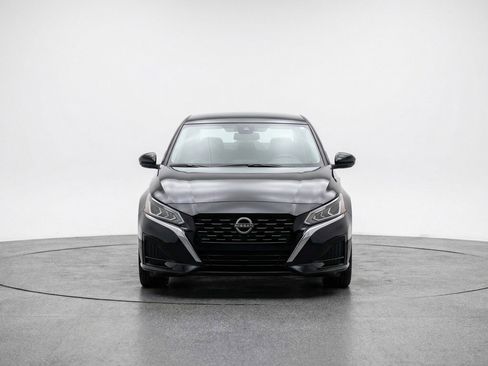 Used 2025 Nissan Altima 2.5 SV image 2