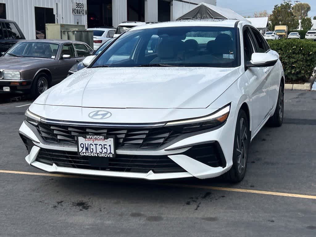 Used 2025 Hyundai Elantra Limited FWD image 2