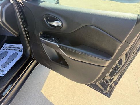 Used 2020 Jeep Cherokee Latitude w/ Cold Weather Group image 16