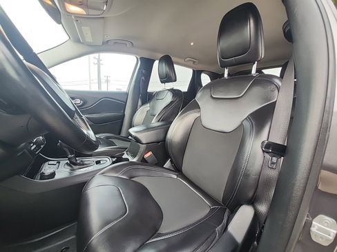 Used 2019 Jeep Cherokee Latitude Plus image 11